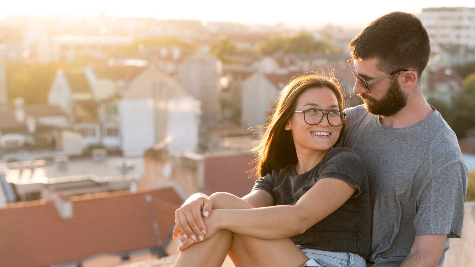 side-view-couple-outdoors-with-copy-space